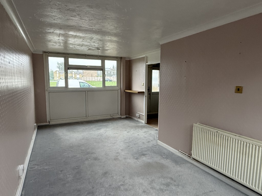 Lot: 159 - HOUSE IN NEED OF IMPROVEMENT - Living Room in House in Need of Improvement